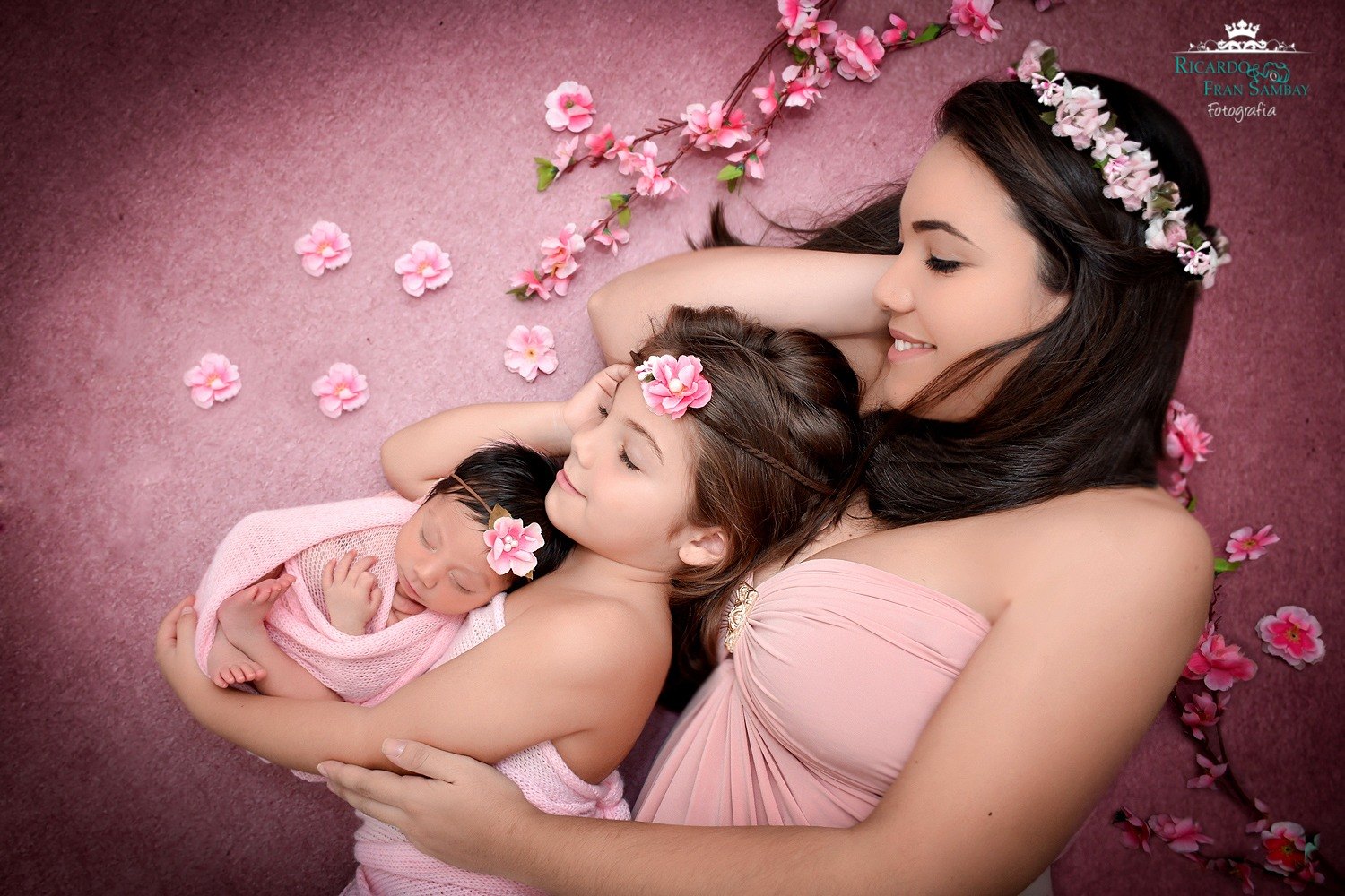 Ensaio newborn com mãe e filhos pela Ricardo e Fran Sambay Fotografia